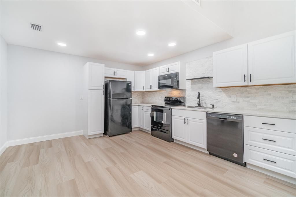 For Sale: $179,999 (2 beds, 1 baths, 1006 Square Feet)