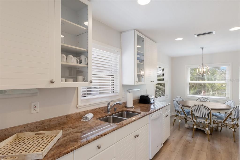 合同活跃: $1,895,000 (5 贝兹, 0 浴室, 2342 平方英尺)