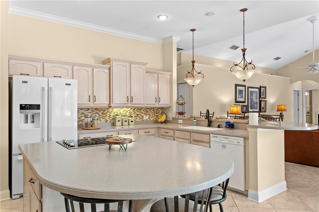 合同活跃: $1,130,000 (4 贝兹, 3 浴室, 2883 平方英尺)