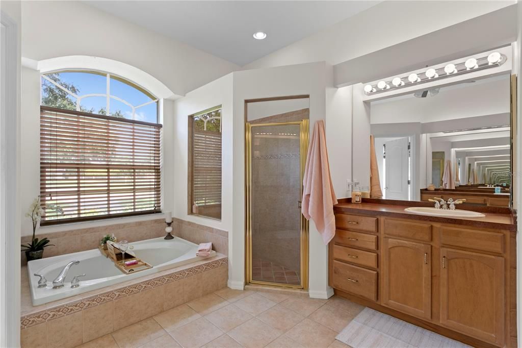 合同活跃: $1,130,000 (4 贝兹, 3 浴室, 2883 平方英尺)