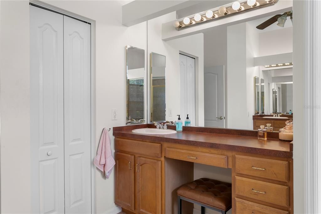 合同活跃: $1,130,000 (4 贝兹, 3 浴室, 2883 平方英尺)