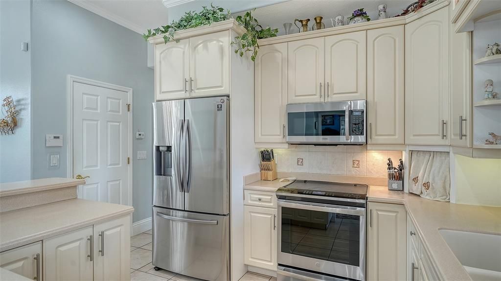 For Sale: $1,795,000 (5 beds, 3 baths, 4152 Square Feet)