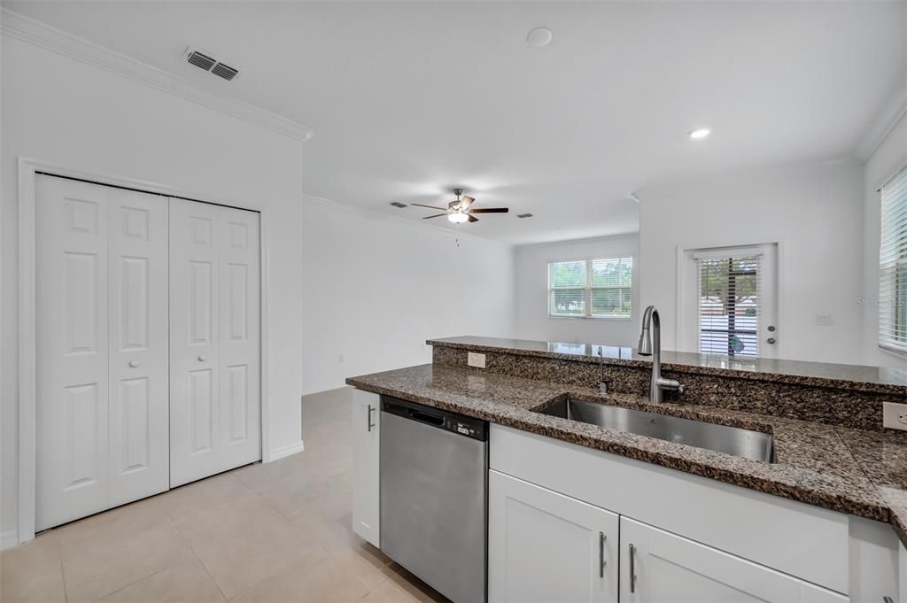 合同活跃: $1,995 (3 贝兹, 2 浴室, 1787 平方英尺)