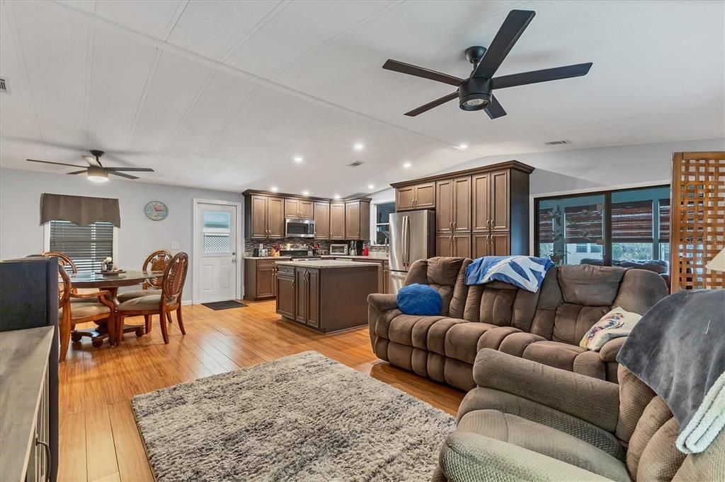 Activo con contrato: $220,000 (2 camas, 2 baños, 1446 Pies cuadrados)