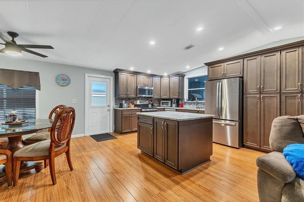 Activo con contrato: $220,000 (2 camas, 2 baños, 1446 Pies cuadrados)