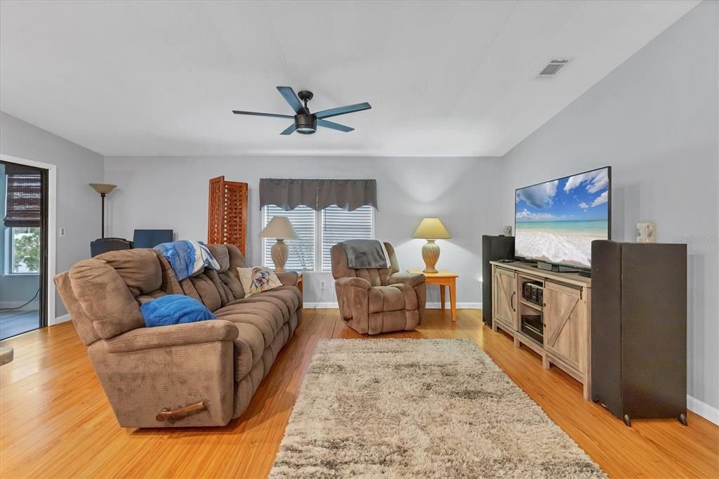 Activo con contrato: $220,000 (2 camas, 2 baños, 1446 Pies cuadrados)