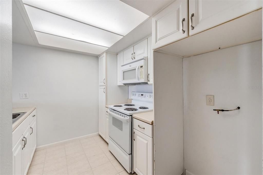 Active With Contract: $95,000 (0 beds, 1 baths, 565 Square Feet)