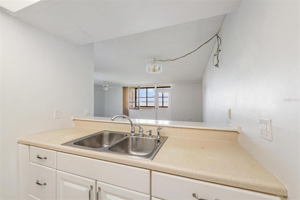 Active With Contract: $95,000 (0 beds, 1 baths, 565 Square Feet)