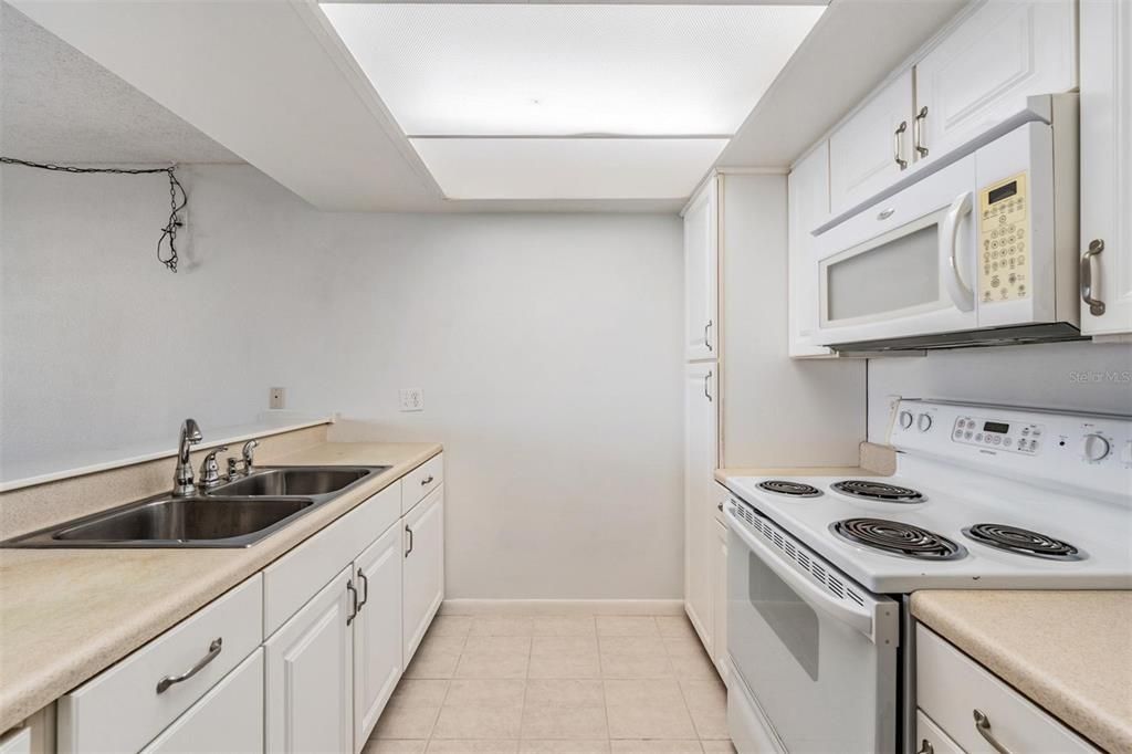Active With Contract: $95,000 (0 beds, 1 baths, 565 Square Feet)