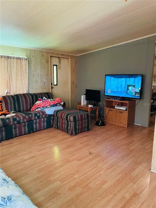 For Sale: $65,000 (2 beds, 1 baths, 757 Square Feet)