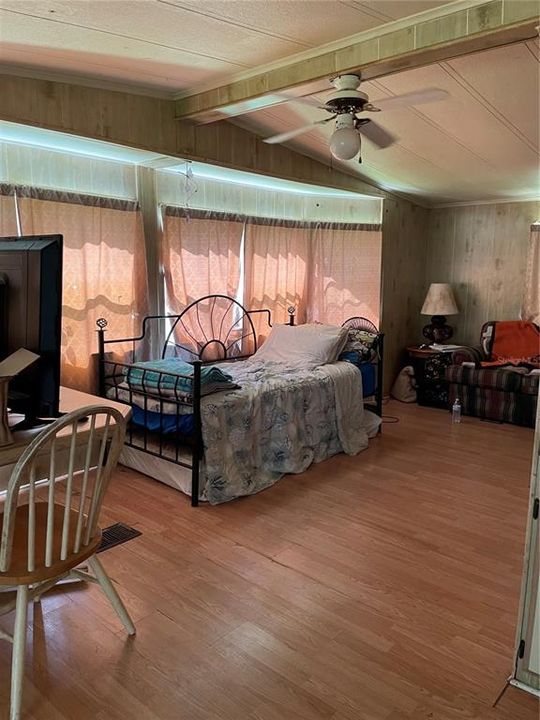 For Sale: $65,000 (2 beds, 1 baths, 757 Square Feet)