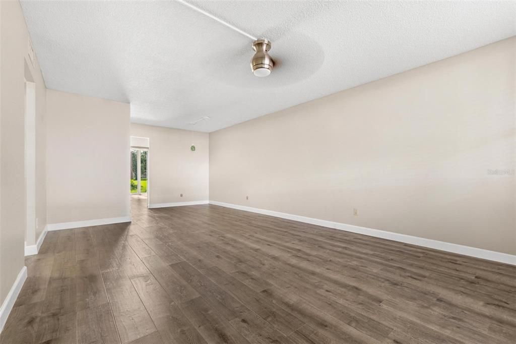 Под контрактом: $129,000 (2 спален, 2 ванн, 1035 Квадратных фут)