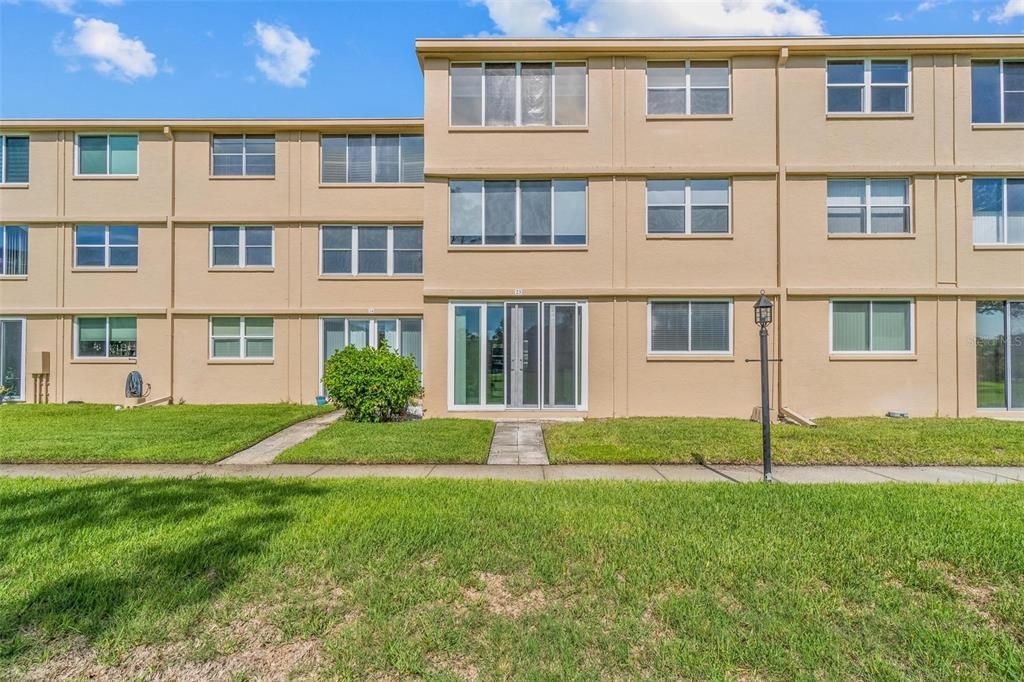 Под контрактом: $129,000 (2 спален, 2 ванн, 1035 Квадратных фут)