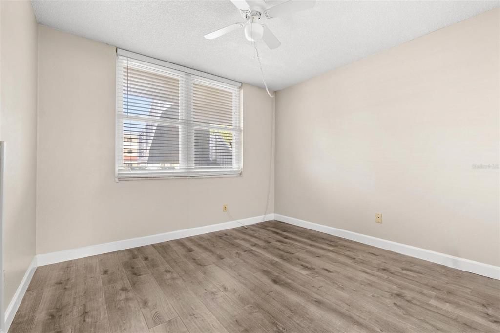 Под контрактом: $129,000 (2 спален, 2 ванн, 1035 Квадратных фут)