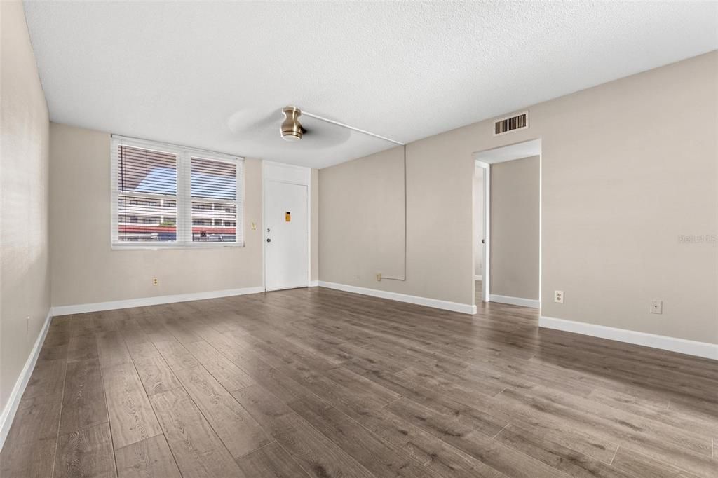 Под контрактом: $129,000 (2 спален, 2 ванн, 1035 Квадратных фут)