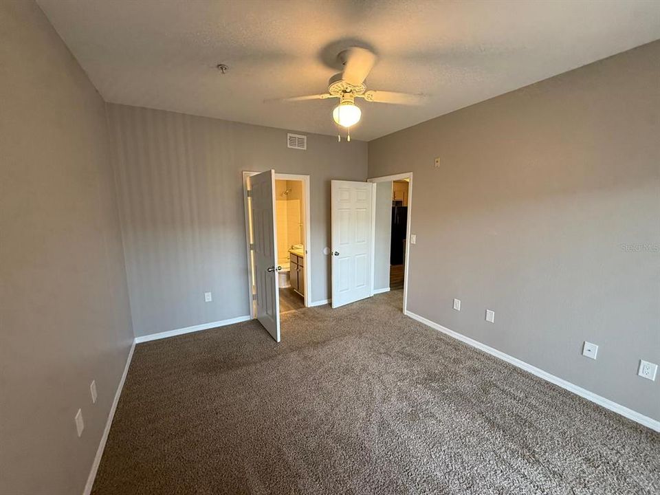 For Sale: $207,000 (2 beds, 2 baths, 1031 Square Feet)