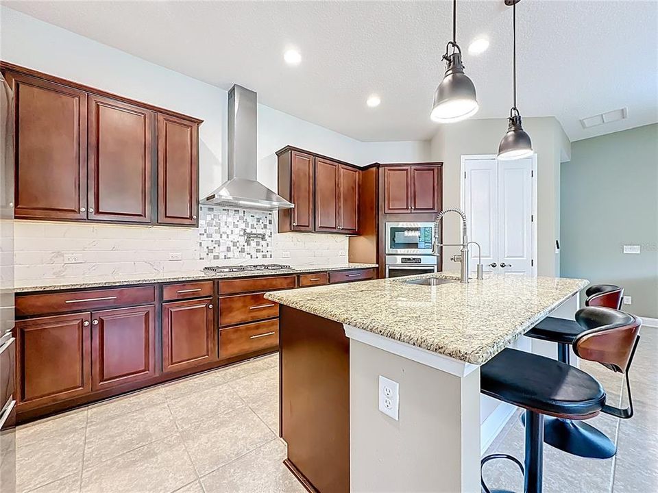 En Venta: $725,000 (3 camas, 2 baños, 2069 Pies cuadrados)