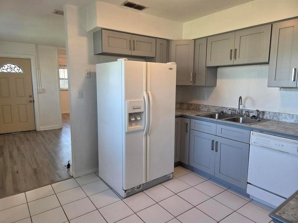 Active With Contract: $1,800 (2 beds, 2 baths, 950 Square Feet)