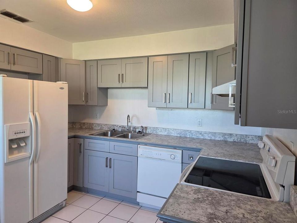Active With Contract: $1,800 (2 beds, 2 baths, 950 Square Feet)