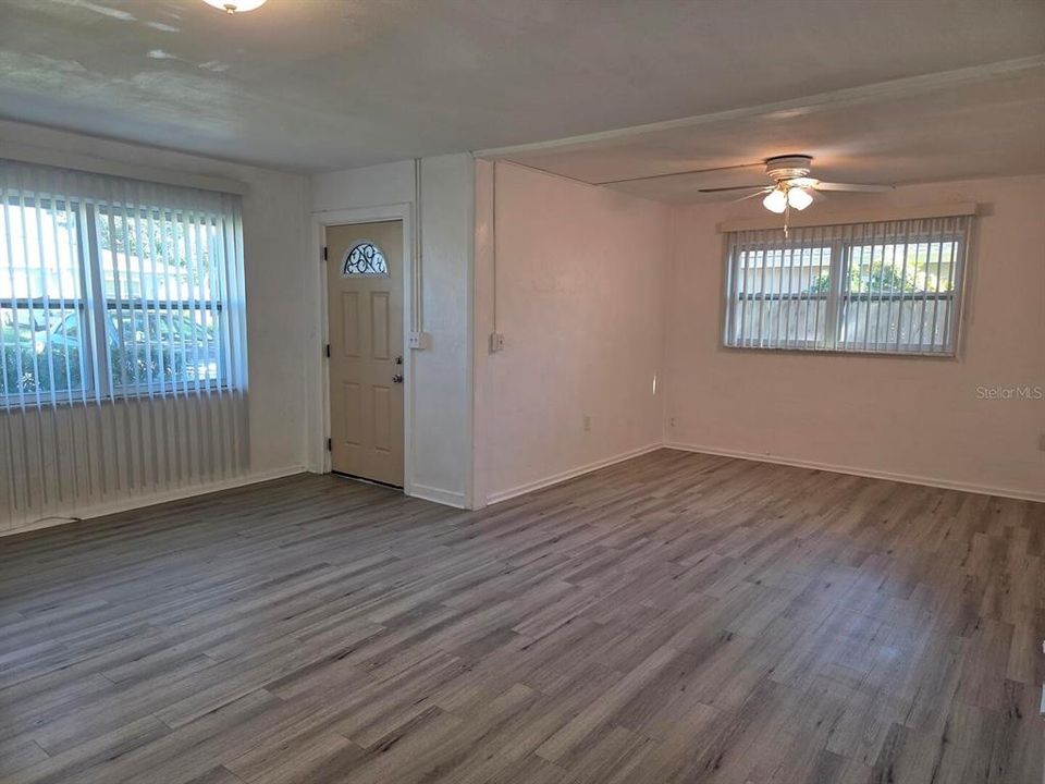 Active With Contract: $1,800 (2 beds, 2 baths, 950 Square Feet)
