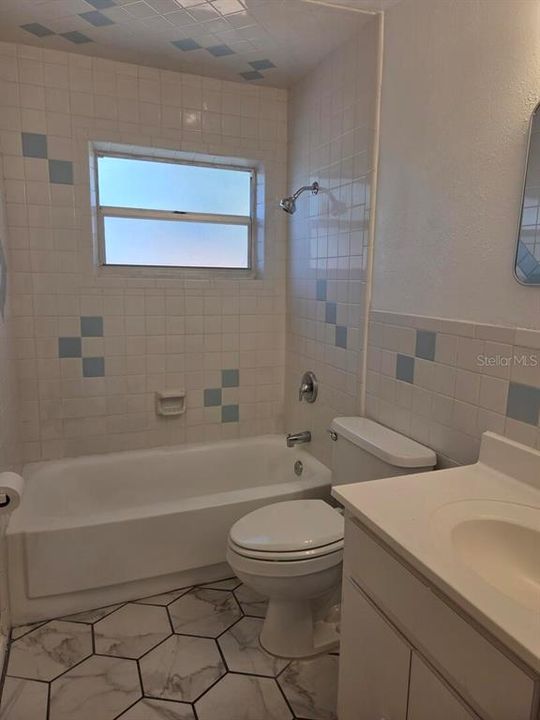 Active With Contract: $1,800 (2 beds, 2 baths, 950 Square Feet)