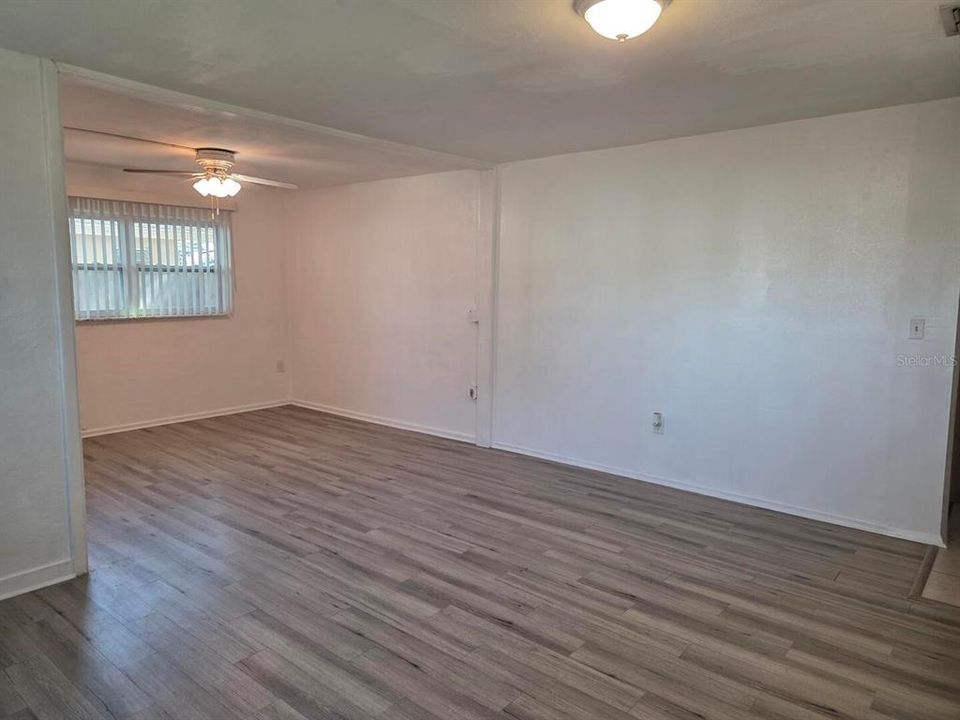 Active With Contract: $1,800 (2 beds, 2 baths, 950 Square Feet)