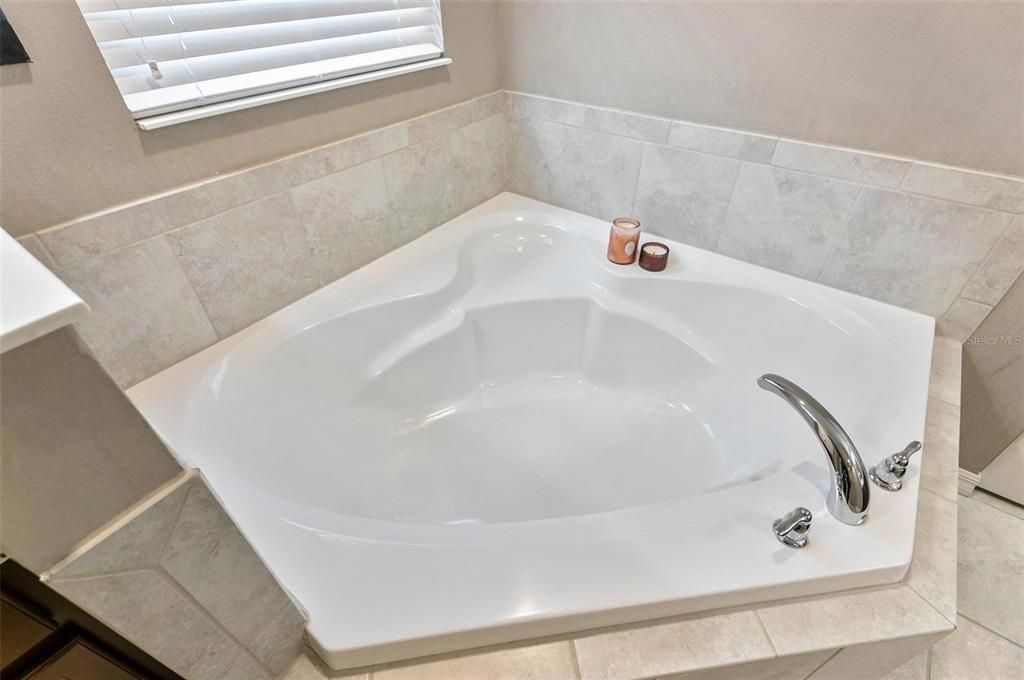 Active With Contract: $550,000 (5 beds, 3 baths, 3204 Square Feet)