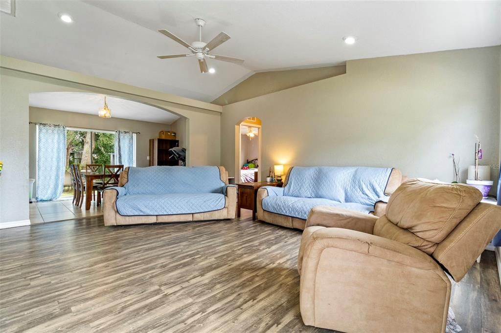 En Venta: $230,000 (3 camas, 2 baños, 1247 Pies cuadrados)