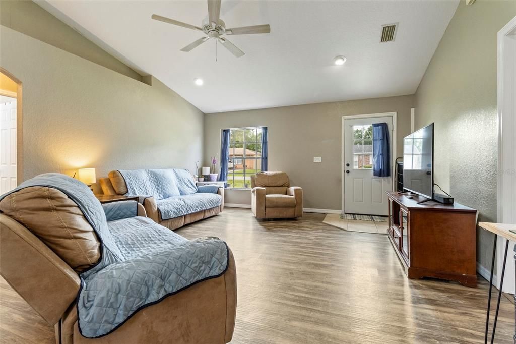 En Venta: $230,000 (3 camas, 2 baños, 1247 Pies cuadrados)