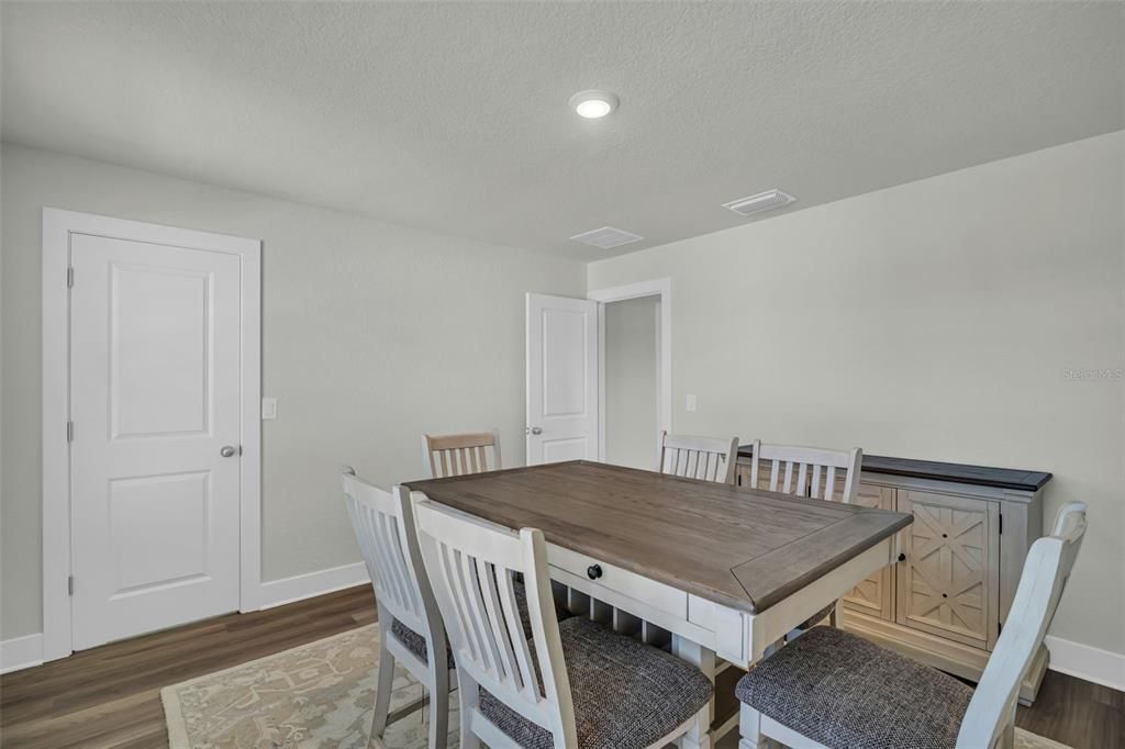 合同活跃: $404,900 (4 贝兹, 2 浴室, 2038 平方英尺)