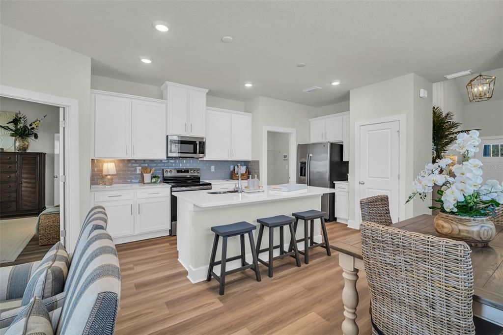 合同活跃: $404,900 (4 贝兹, 2 浴室, 2038 平方英尺)