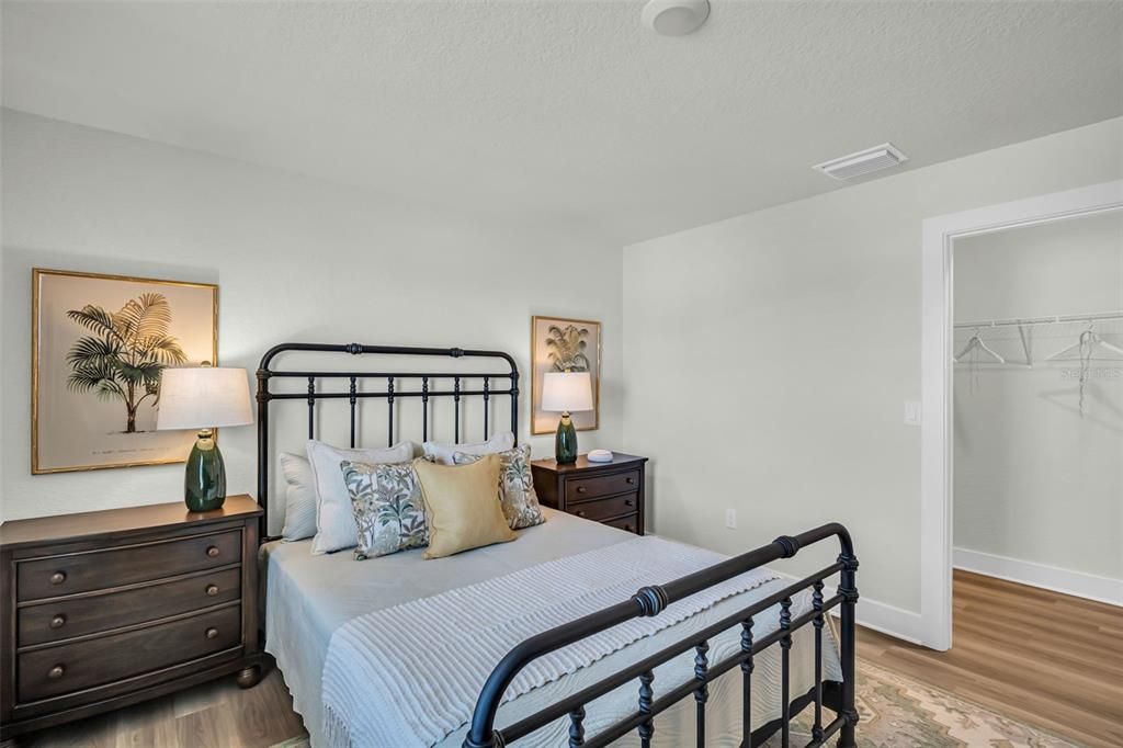 合同活跃: $404,900 (4 贝兹, 2 浴室, 2038 平方英尺)