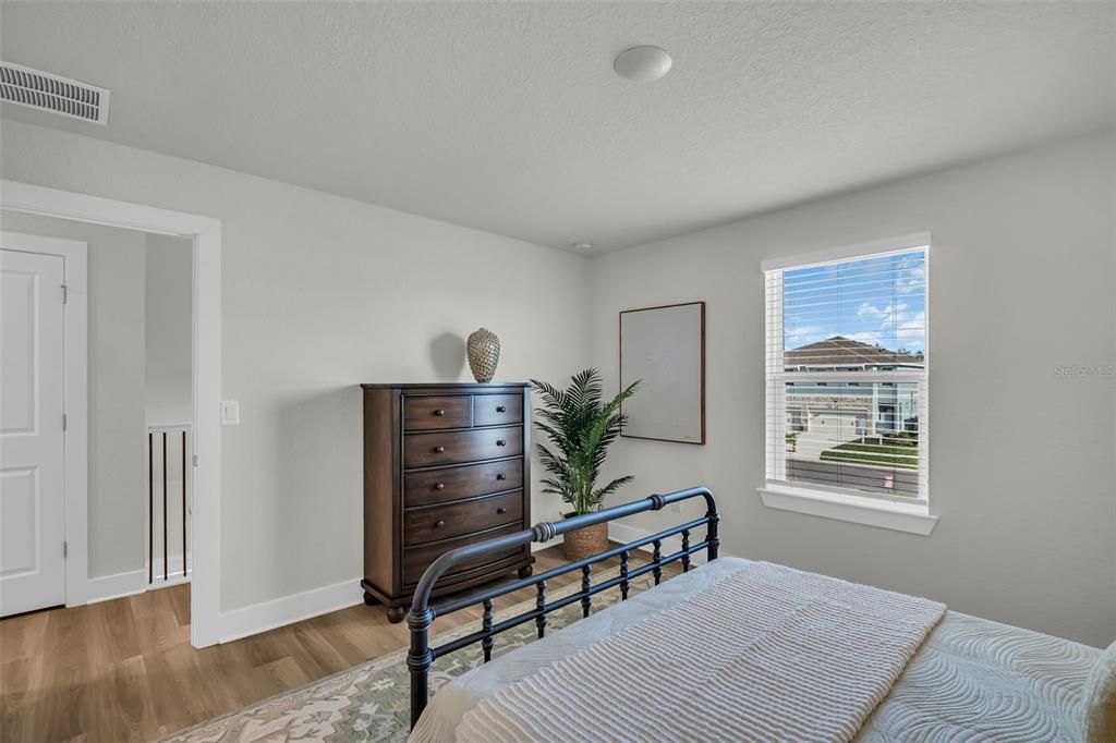 合同活跃: $404,900 (4 贝兹, 2 浴室, 2038 平方英尺)