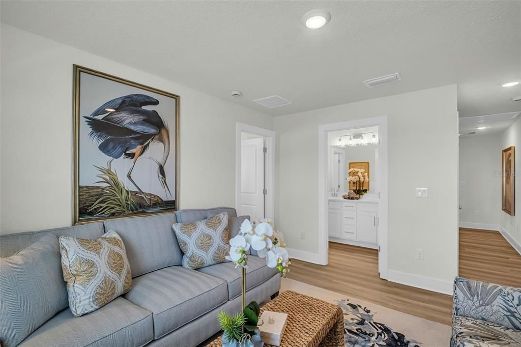 合同活跃: $404,900 (4 贝兹, 2 浴室, 2038 平方英尺)