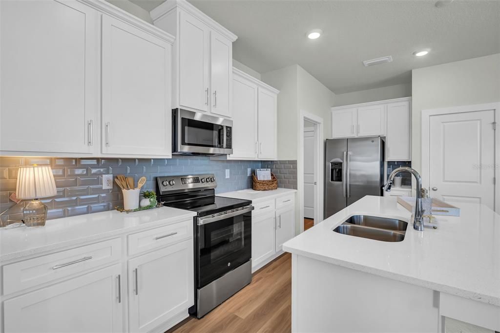 合同活跃: $404,900 (4 贝兹, 2 浴室, 2038 平方英尺)