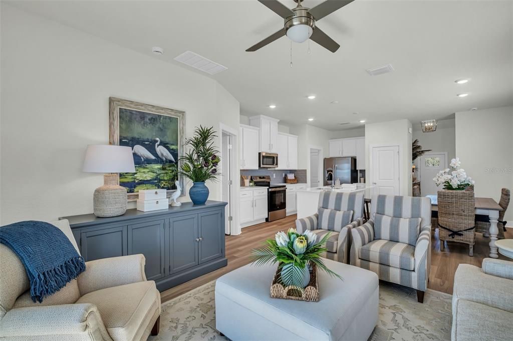 合同活跃: $404,900 (4 贝兹, 2 浴室, 2038 平方英尺)