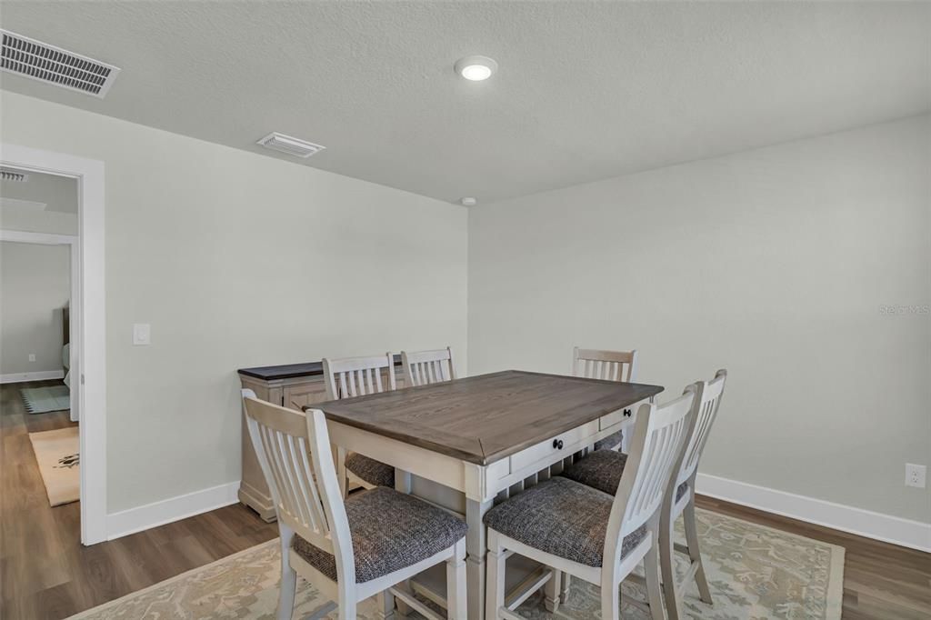 合同活跃: $404,900 (4 贝兹, 2 浴室, 2038 平方英尺)