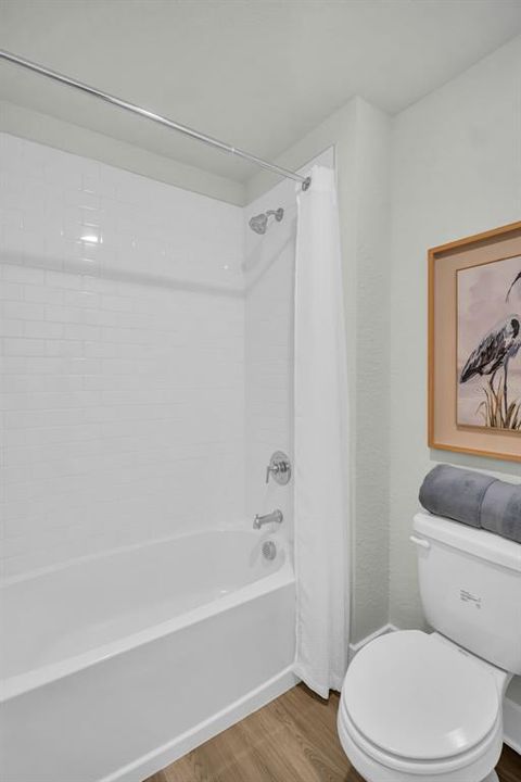 合同活跃: $404,900 (4 贝兹, 2 浴室, 2038 平方英尺)