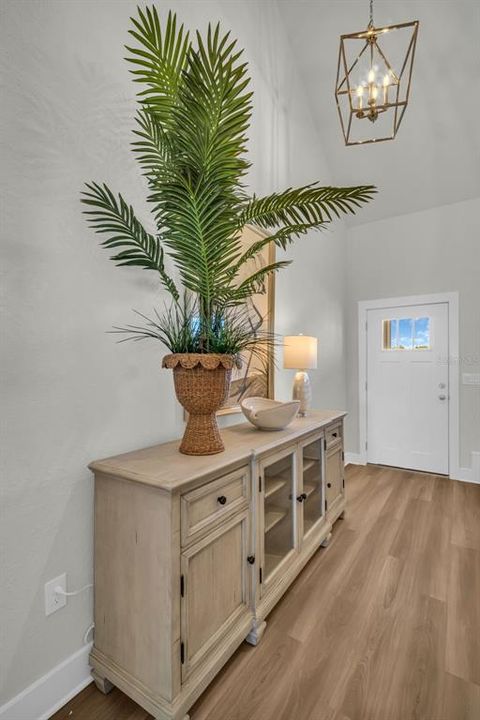 合同活跃: $404,900 (4 贝兹, 2 浴室, 2038 平方英尺)