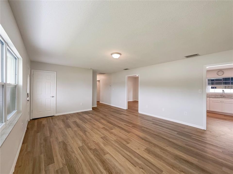 Под контрактом: $295,000 (3 спален, 2 ванн, 1680 Квадратных фут)