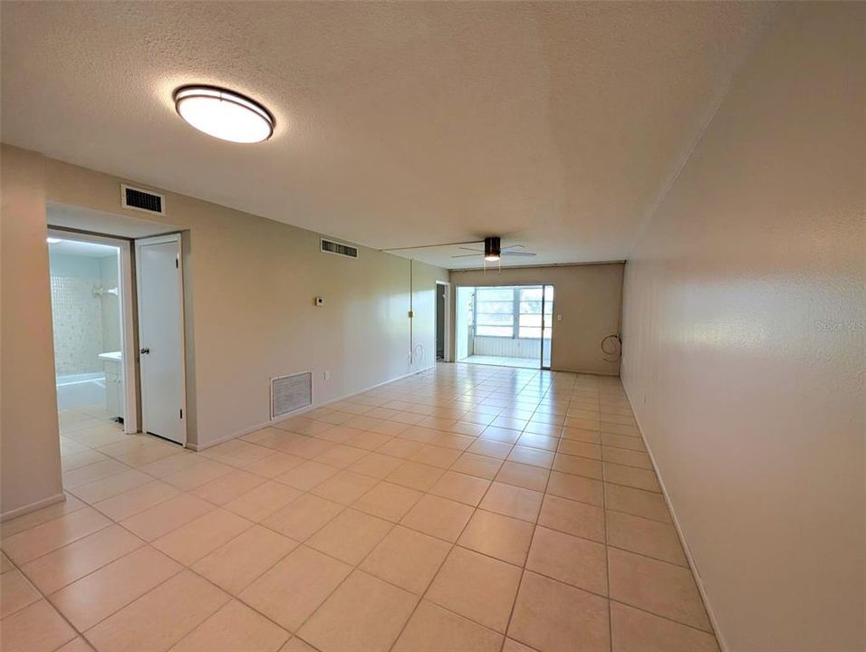 Active With Contract: $1,395 (2 beds, 2 baths, 976 Square Feet)
