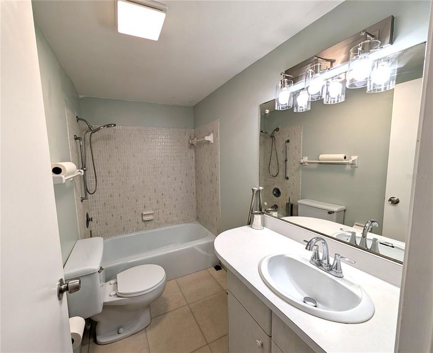 Active With Contract: $1,395 (2 beds, 2 baths, 976 Square Feet)