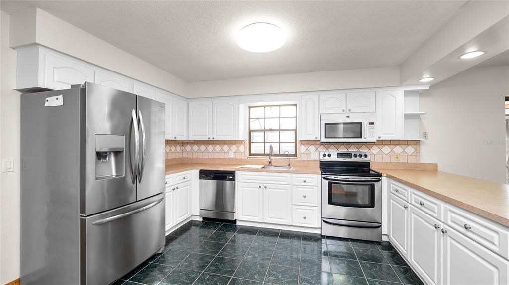 Active With Contract: $475,000 (3 beds, 2 baths, 1654 Square Feet)