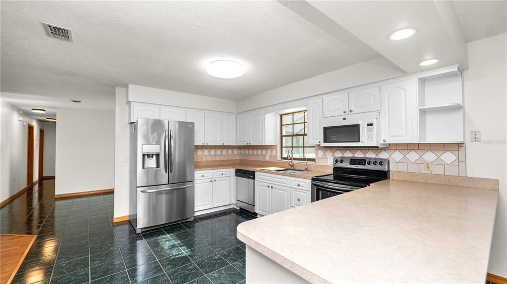 Active With Contract: $475,000 (3 beds, 2 baths, 1654 Square Feet)