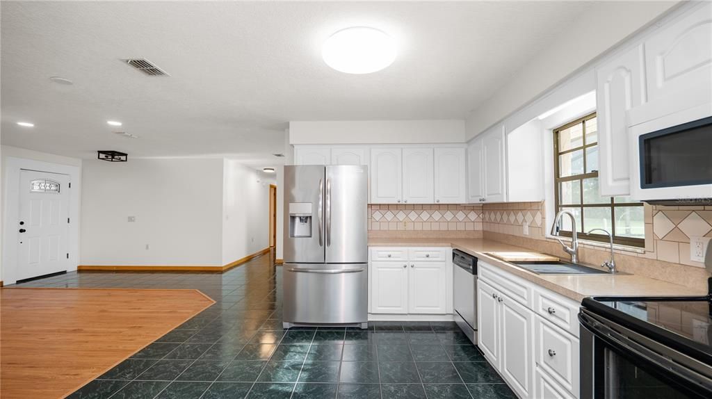 Active With Contract: $475,000 (3 beds, 2 baths, 1654 Square Feet)