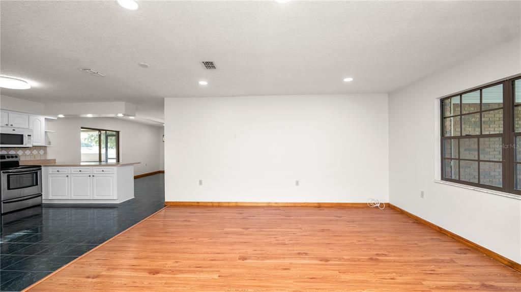 Active With Contract: $475,000 (3 beds, 2 baths, 1654 Square Feet)