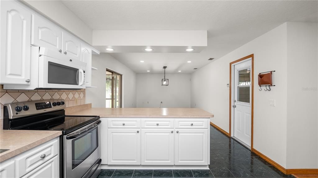 Active With Contract: $475,000 (3 beds, 2 baths, 1654 Square Feet)