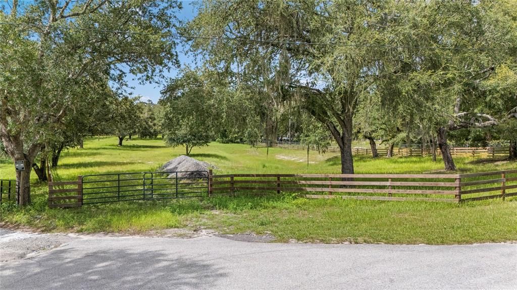 合同活跃: $180,000 (2.14 acres)