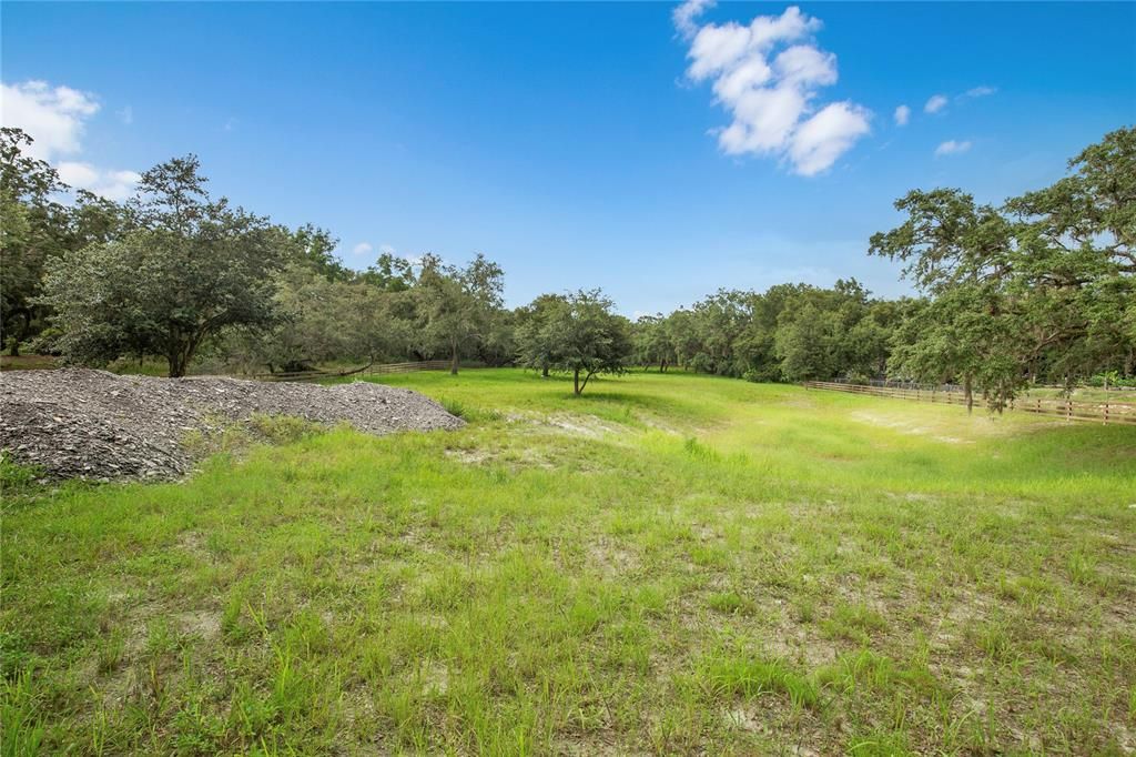 合同活跃: $180,000 (2.14 acres)