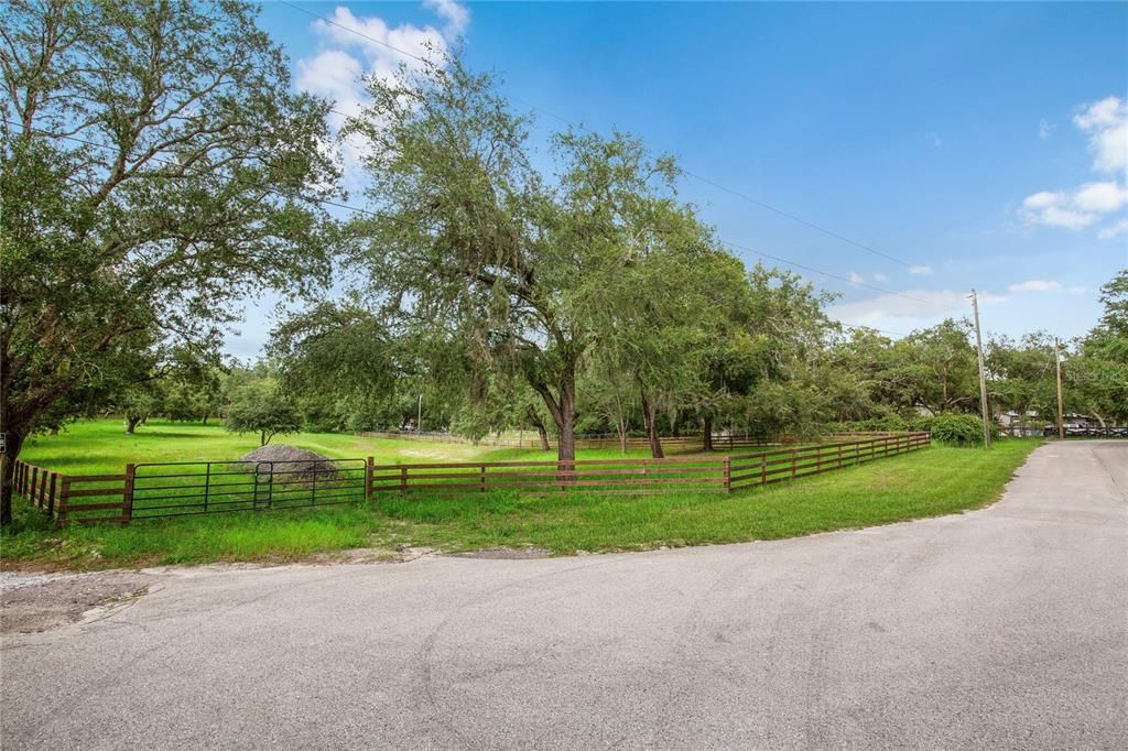 合同活跃: $180,000 (2.14 acres)